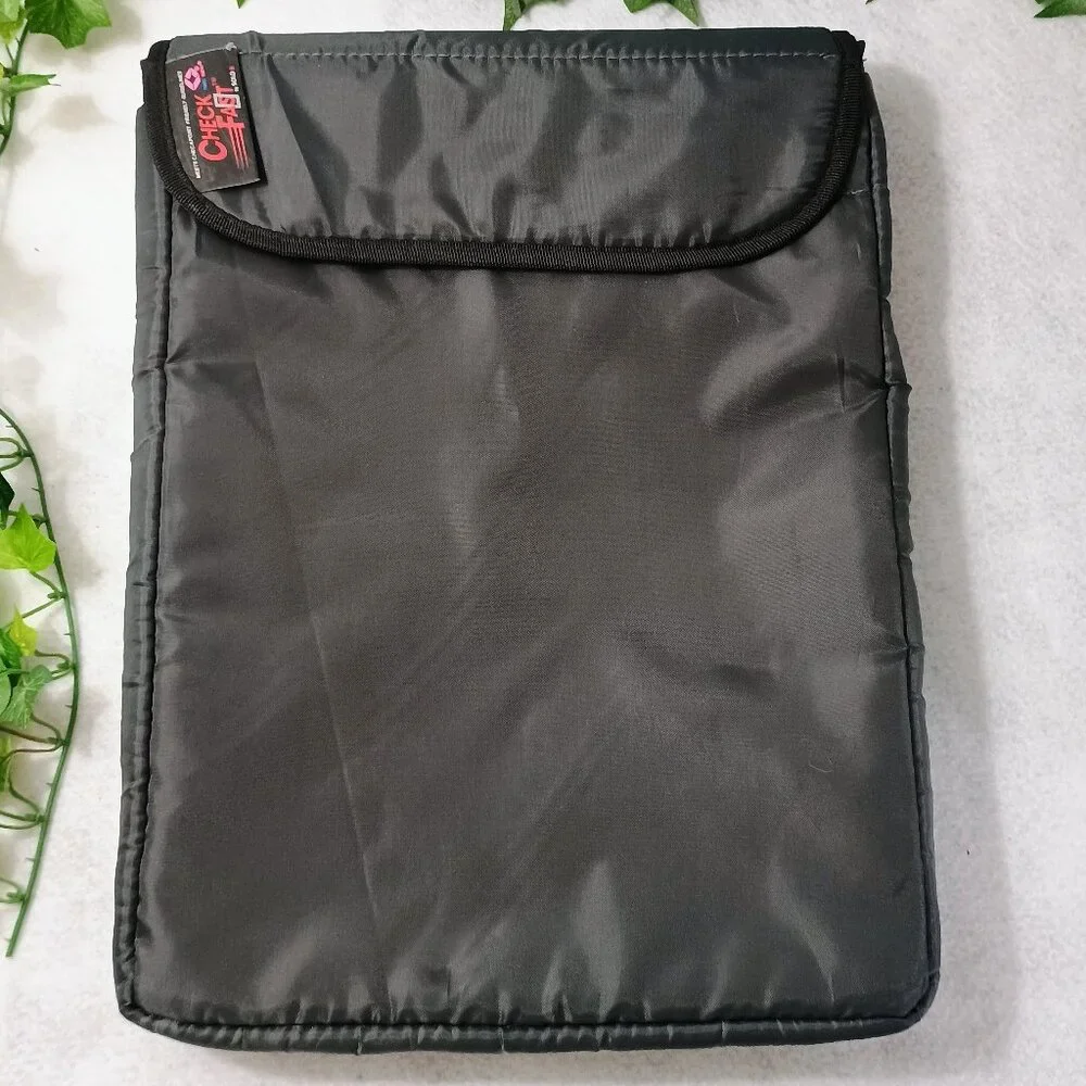 VGUC: Solo Laptop, Black Check Fast Padded Laptop Sleeve Case